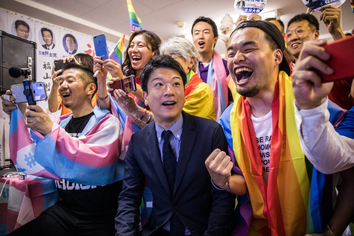 参院選に初当選した石川大我さん（写真中央）＝2019年7月22日午前4時45分ごろ、東京都新宿区