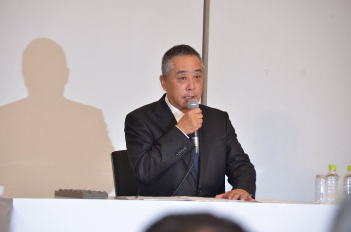 会見する岡本昭彦社長