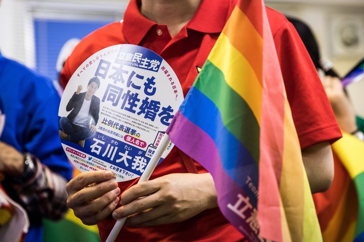 石川大我さんの事務所に来ていた支援者やボランティアは、性的マイノリティの権利を求める象徴6色の「レインボーフラッグ」や虹の各色でできたシャツに身を包んでいた