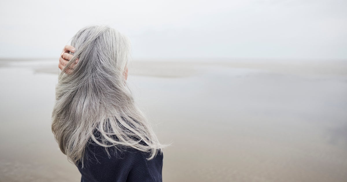 初めて白髪を見つけたのは11歳のとき。白髪に悩み続けた日々を越えて思う“コンプレックスの再生産”の愚かさ