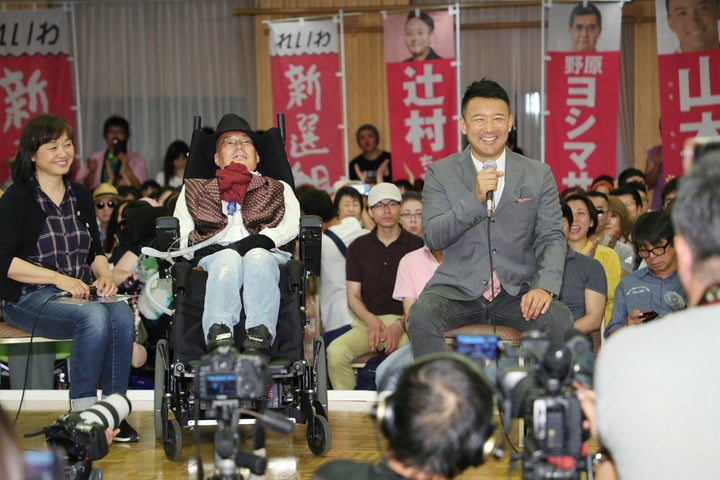 記者会見する、「れいわ新選組」の山本太郎代表（手前右）と当選確実となった舩後靖彦氏（同中央）＝２１日夜、東京都千代田区