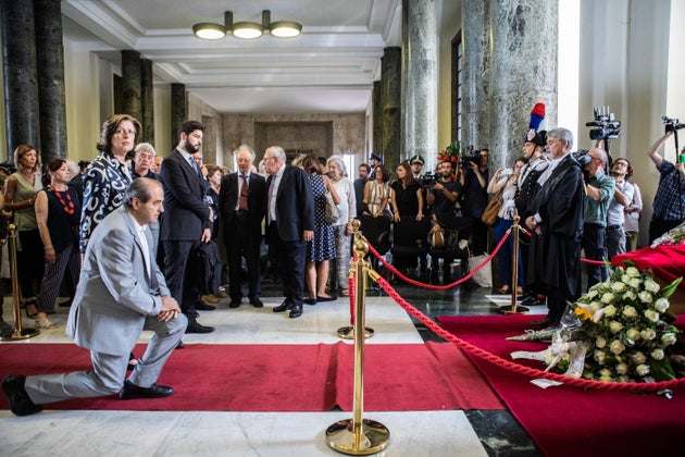 Di Pietro in lacrime davanti la feretro di Borrelli. E poi indossa di nuovo la toga