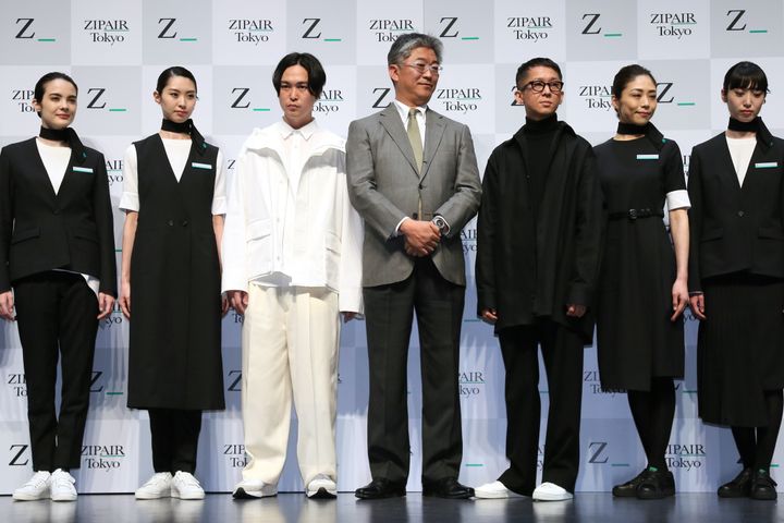 日本航空傘下の格安航空会社（LCC）「ZIPAIR Tokyo（ジップエアトーキョー）」の制服。職員の足元はスニーカーだ。