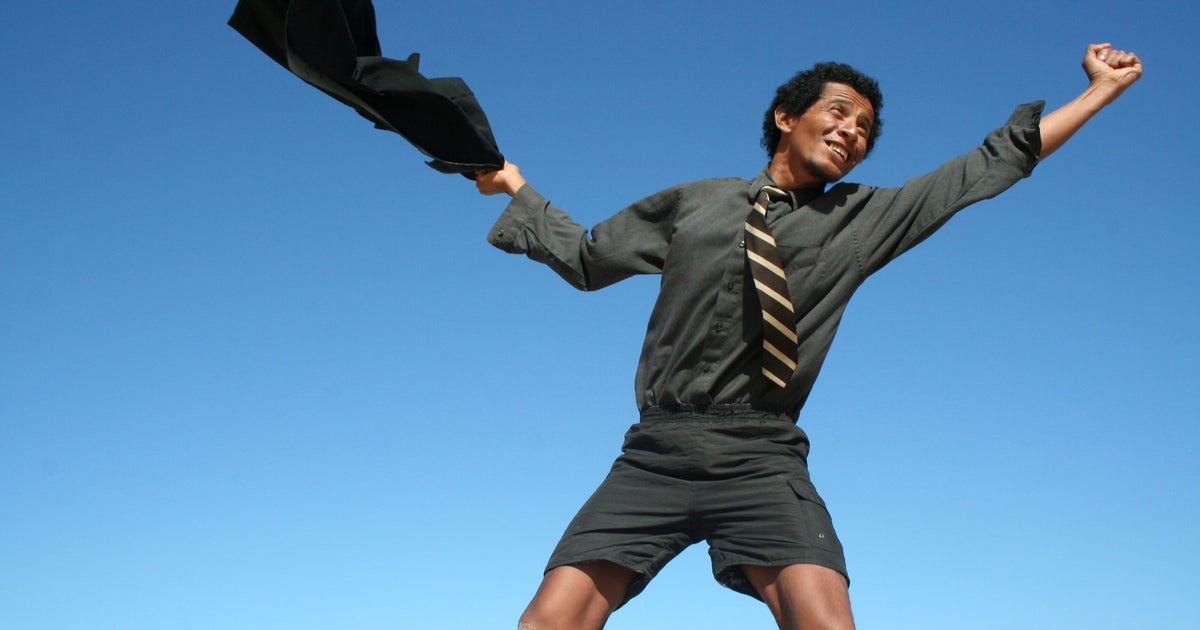 Человек прыгает. Человек с энтузиазмом фото. Бизнесмен прыгает с листом. Воодушевление энтузиазм. Мальчик возразил.