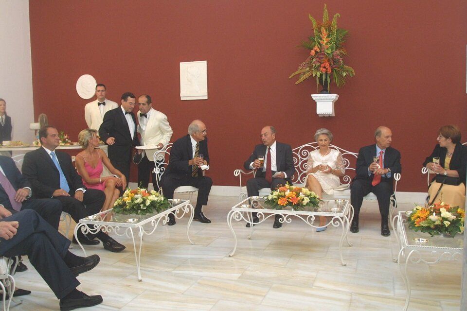 Από αριστερά προς δεξιά: Κώστας Καραμανλής, Νατάσα Παζαϊτη, Απόστολος Κακλαμάνης, Κωστής Στεφανόπουλος, Κώστας Σημίτης, Δάφνη Σημίτη και Αλέκα Παπαρήγα στην δεξίωση στο Προεδρικό Μέγαρο.