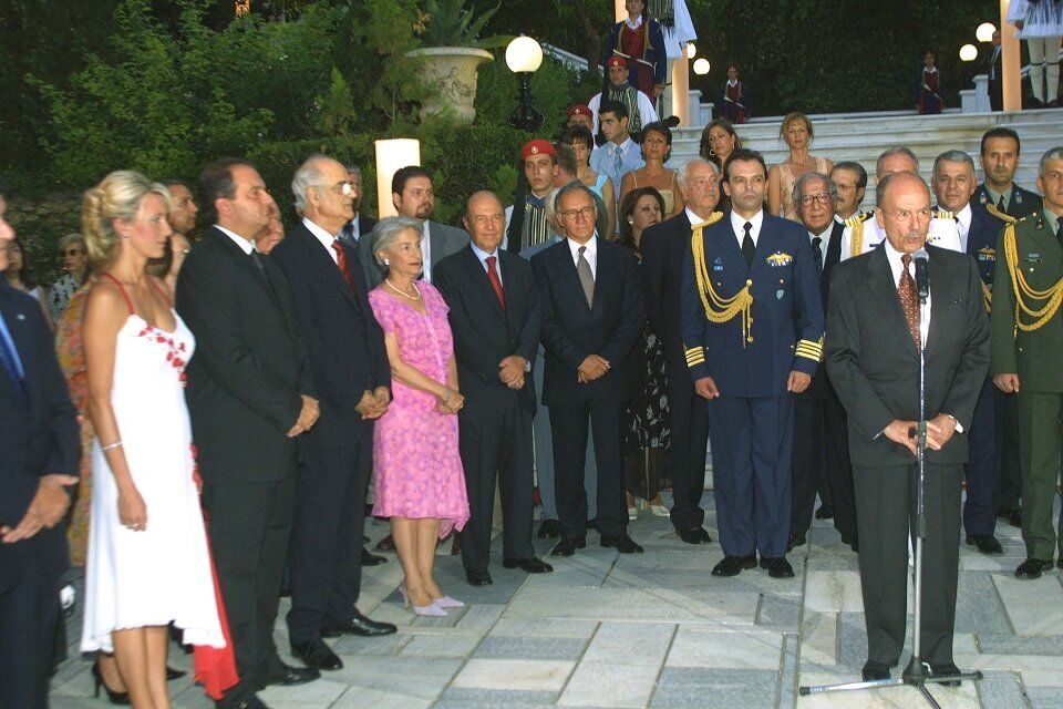 O πρόεδρος της Δημοκρατίας, Κωστής Στεφανόπουλος, εκφωνεί λόγο ενώπιον της πολιτικής και στρατιωτικής ηγεσίας της χώρας.