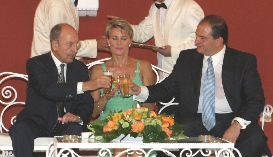 Ο πρωθυπουργός Κώστας Καραμανλής και η σύζυγός του, Νατάσα, «τσουγκρίζουν» τα ποτήρια τους με τον ΠτΔ.