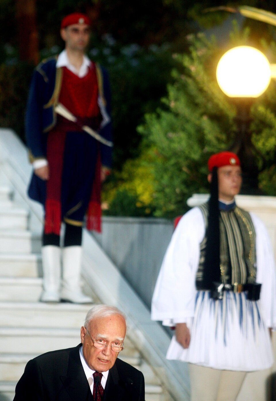 Ο Κάρολος Παπούλιας στον καθιερωμένο λόγο για την Αποκατάσταση της Δημοκρατίας, υπό το βλέμμα των ευζώνων.