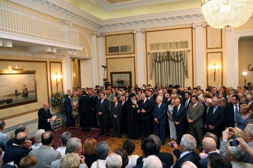Παρουσία του Κάρολου Παπούλια, του Κώστα Καραμανλή, του Γιώργου Παπανδρέου, του Γιώργου Καρατζαφέρη, του Κωστή Στεφανόπουλου, του Μακαριώτατου Αρχιεπίσκοπου Ιερώνυμου και πολλών ακόμη υψηλών προσκεκλημένων η εκδήλωση για την 35η επέτειο της Δημοκρατίας.
