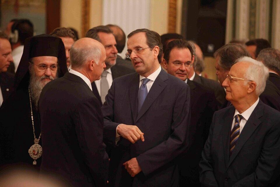Ο πρωθυπουργός, Γιώργος Πανανδρέου, τα λέει με τον πολιτικό του αντίπαλο, Αντώνη Σαμαρά, και τον Χρήστο Σαρτζετάκη.