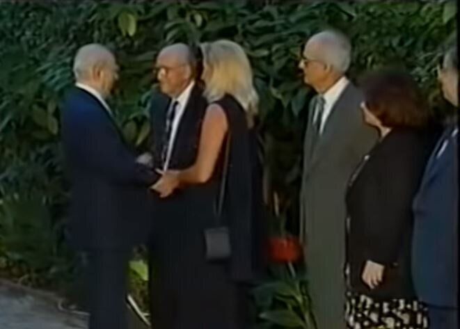 Ο Κωνσταντίνος Καραμανλής, χαιρετάει τον πρωθυπουργό εκείνης της περιόδου, Ανδρέα Παπανδρέου, και την τρίτη σύζυγό του, Δήμητρα Λιάνη.
