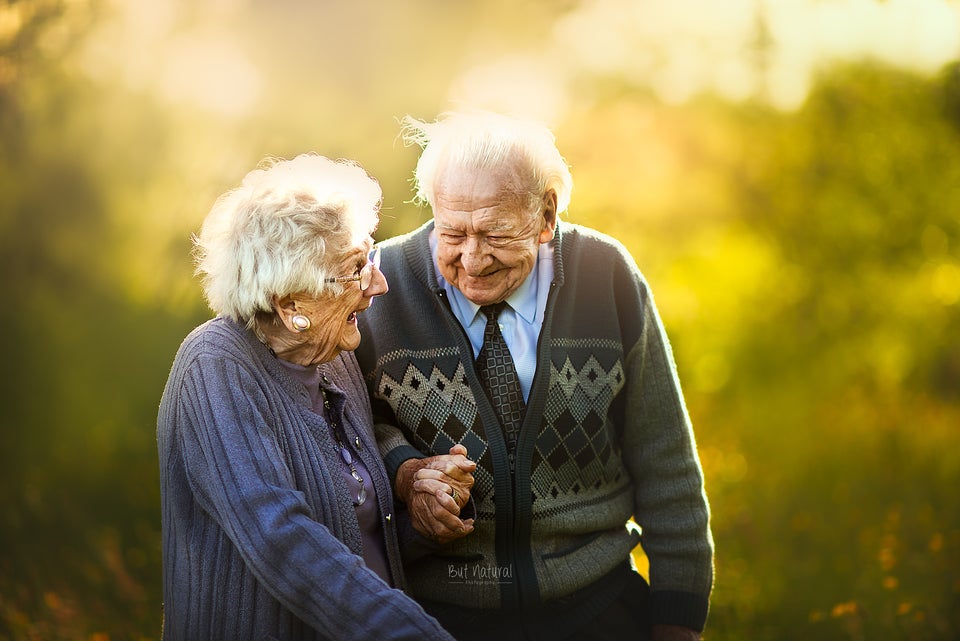 This Photographer Asks Elderly Couples To Pose For Engagement ...