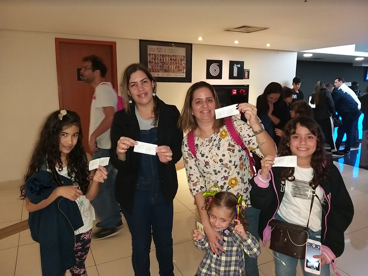 Carolina e amigos testam pela segunda vez recursos de acessibilidade dos cinemas