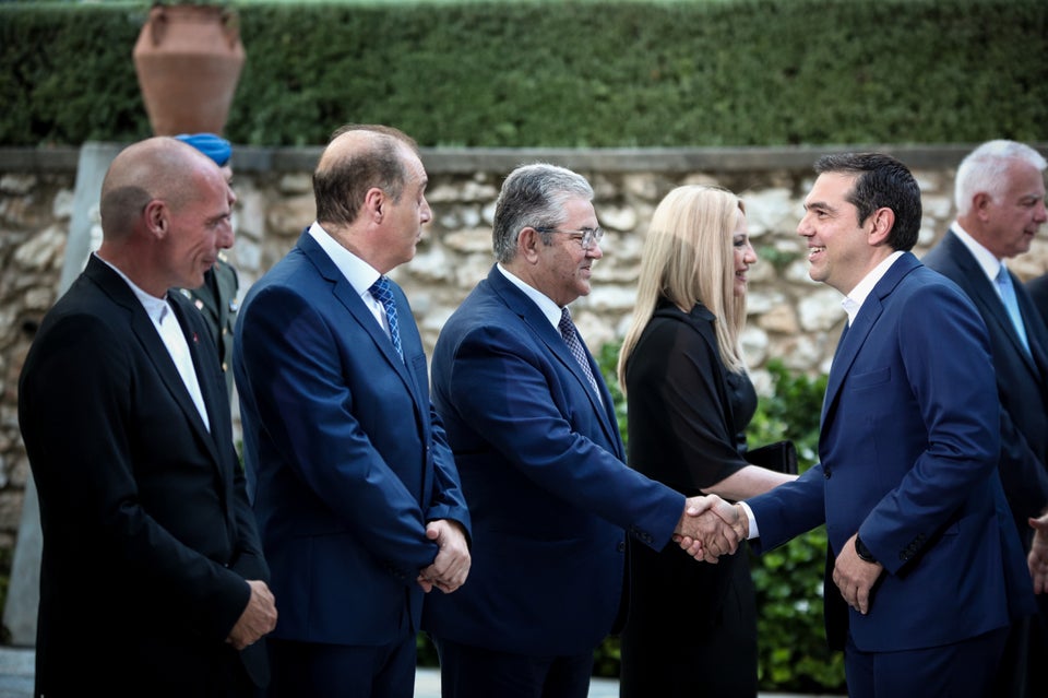 Χειραψία των πολιτικών αρχηγών. 
