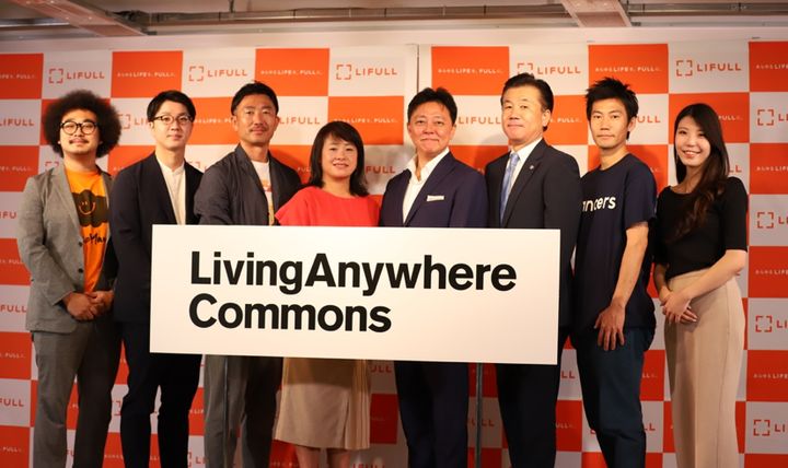 LACの発表会には、井上社長（右から4人目）のほか、参画企業や協力団体の関係者も出席した＝7月3日、東京