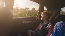 Consejos para evitar mareos en el coche: ¿qué puedo hacer si mi hijo los