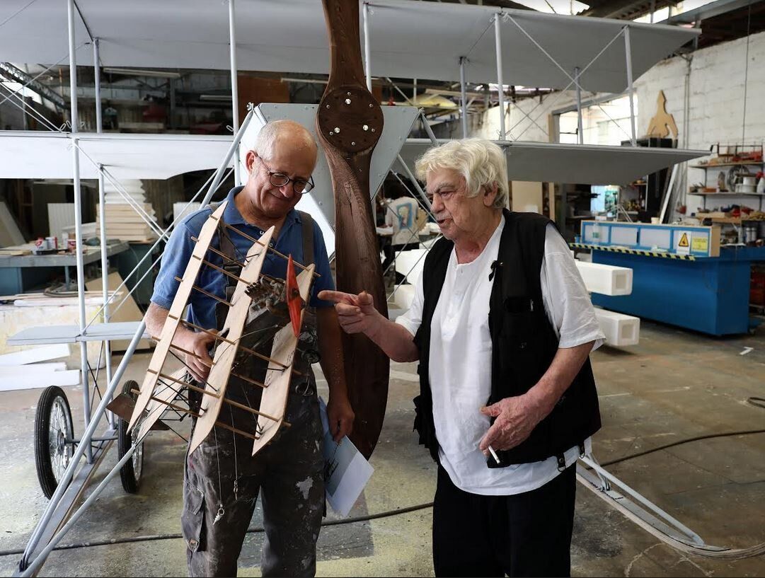 Ο Νίκος Στεφάνου και ο Βασίλης Σακκής, κατασκευαστής και ζωγράφος σκηνικών, συνεργάζονται για να φτιάξουν το αεροπλάνο του Καμπέρου.