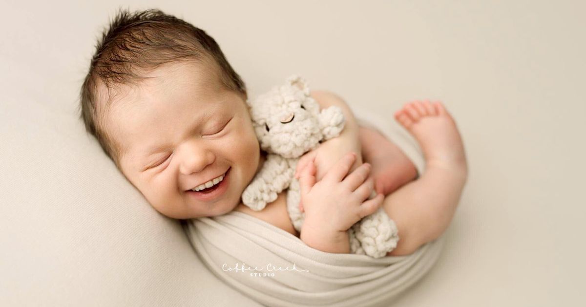 Первая улыбка ребенка. Новорожденный ребенок. Фотосессия новорожденного. Новорожденный ребенок фотосессия. Малыши Новорожденные.