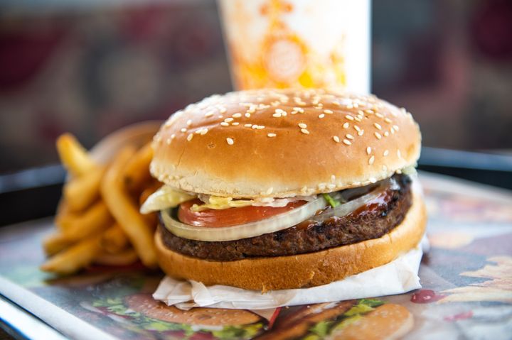 Certains restaurants Burger King situés aux États-Unis vendent maintenant l’Impossible Whopper, fait d'une galette à base de plantes.