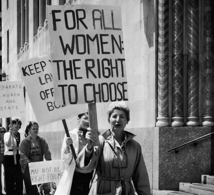 Γυναίκες στις ΗΠΑ τη δεκαετία του 1980 διαδηλώνουν υπέρ του δικαιώματος της γυναίκας να επιλέγει να κάνει νόμιμα έκτρωση. 