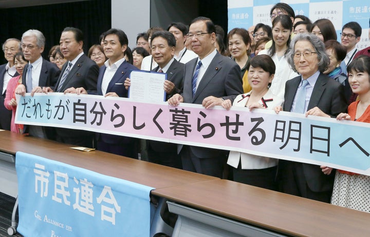 参院選に向けた政策要望書を「市民連合」から受け取り、記念撮影する国民民主党の玉木雄一郎代表（前列左から3番目）ら＝5月29日、東京・永田町の参院議員会館