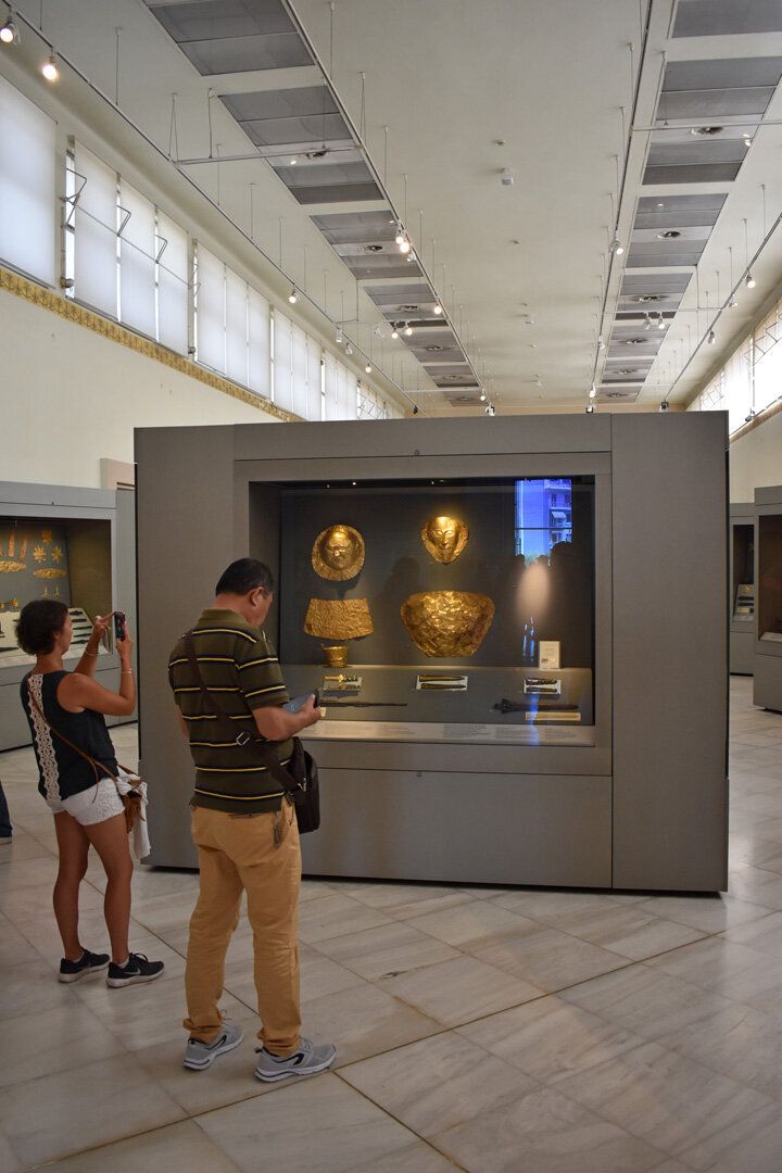 Η Μάσκα του Αγαμέμνονα χαμένη σε μία από τις απωθητικές προθήκες του μουσείου…