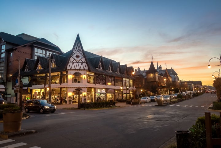 Emprego consiste em comer e beber nos melhores restaurantes de Gramado, no Rio Grande do Sul. 