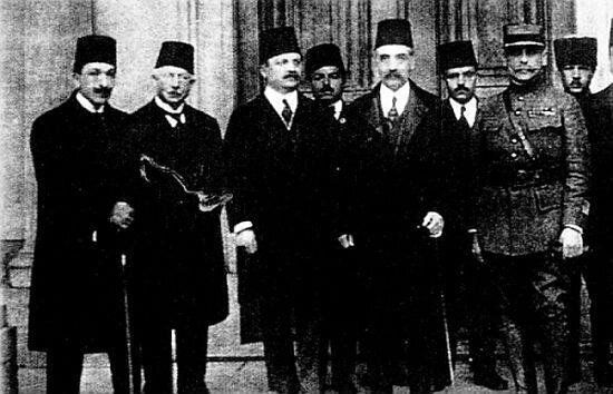 Ο Αλί Κεμάλ (ο τρίτος από τα αριστερά)