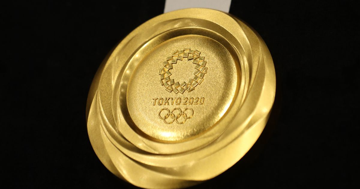 Первое олимпийское золото. Медали Токио 2020. Золотая медаль ОИ 2020. Золотая серебряная и бронзовая медали Токио 2020. Золотая Олимпийская медаль.