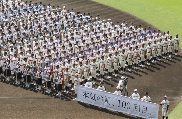 第100回全国高校野球選手権大会の開会式で、整列する各校の選手ら