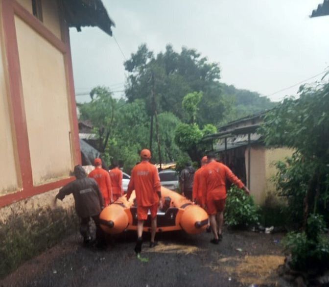 NDRF takes boats to the site where the Mahalaxmi Express was stranded.