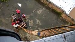 En Inde, les passagers d’un train bloqué par les inondations sauvés par