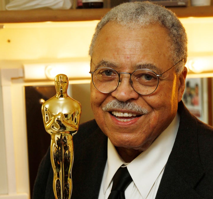 James Earl Jones com sua estátua honorária do Oscar, apresentada em 2011 para "distinção extraordinária em conquistas ao longo da vida."