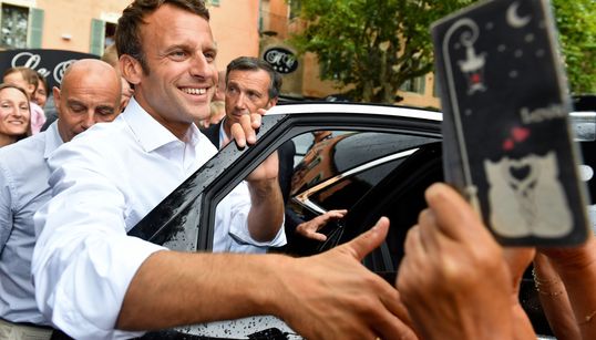 Pour Macron, la colère qui a créé les gilets jaunes n’est pas “derrière