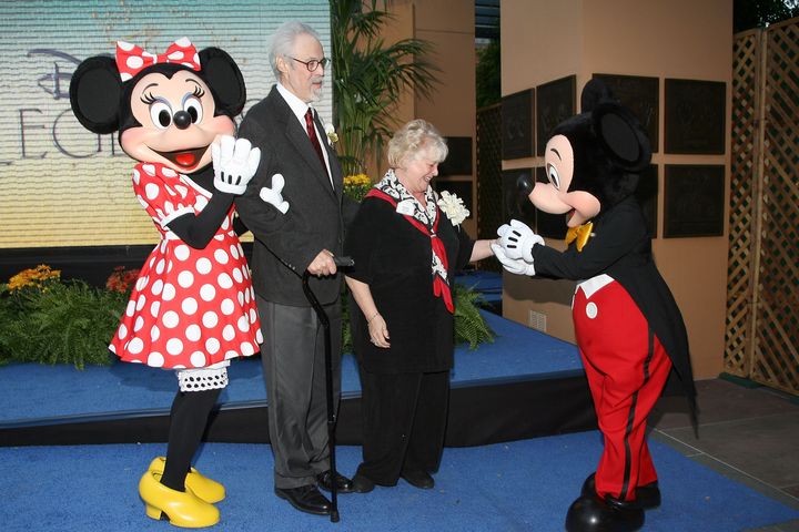 ミッキーマウスとミニーマウスに囲まれるルシーさん（左から3番目）と、1977年からミッキーマウスの声を担当していたウェイン・オールウィンさん（左から2番目）。2人は91年に結婚し、夫婦となった