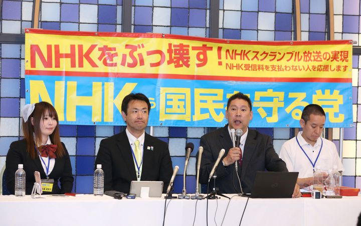 「NHKから国民を守る党」の立花孝志代表（中央右）＝7月22日