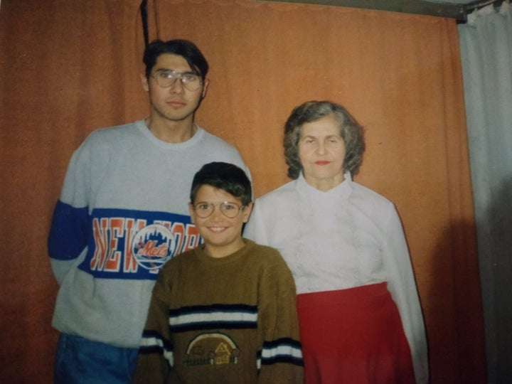 Adis, accompagné de son grand-frère et de sa grand-mère.
