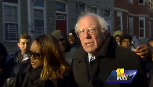 En 2015, Bernie Sanders aussi taclait Baltimore (et ça n’a pas échappé au camp