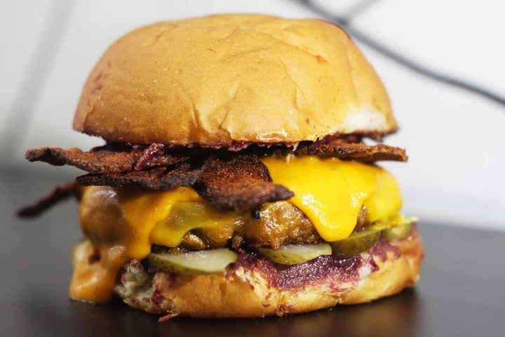 Dá para acreditar que este hambúrguer é 100% vegano? Ele é servido na hamburgueria Animalchef, que não utiliza um único ingrediente de origem animal. 