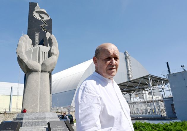 Jean-Yves Le Drian, ministre des affaires étrangères, devant le monument en mémoire...