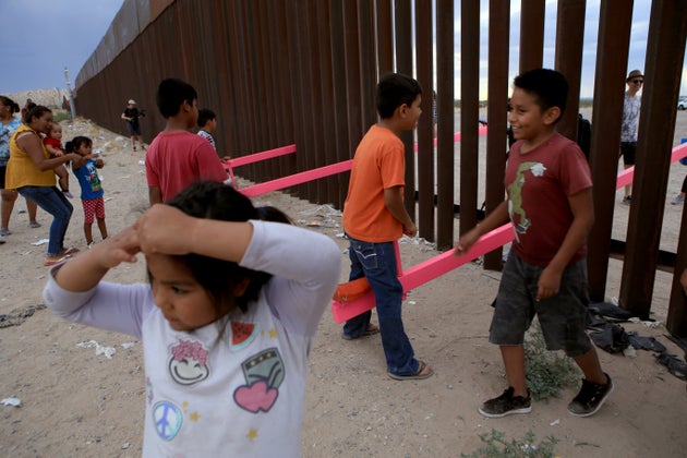 États-Unis: des balançoires pour rapprocher les enfants à la frontière