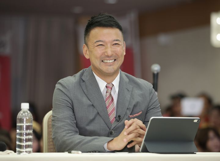 参議院選挙で、テレビ番組のインタビューに答える「れいわ新選組」の山本太郎代表（2019年7月21日）