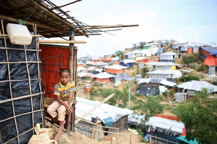 起伏の激しい土地に簡易住居が密集して立てられている難民キャンプ＝2018年8月、バングラデシュ南東部コックスバザール、朝日新聞社撮影