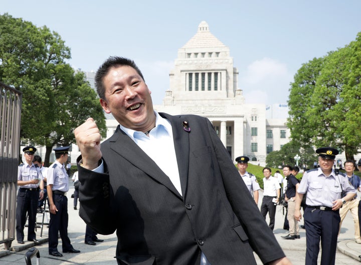 初登院し、ポーズを取るＮＨＫから国民を守る党の立花孝志代表＝8月1日午前、国会前