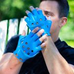 Les gants façon Crocs, ou la limite qu'il ne fallait pas