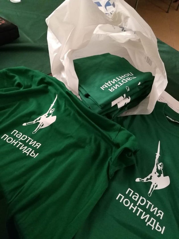 La Lega Scrive In Russo Le T Shirt Per La Festa Di Pontida Ma La