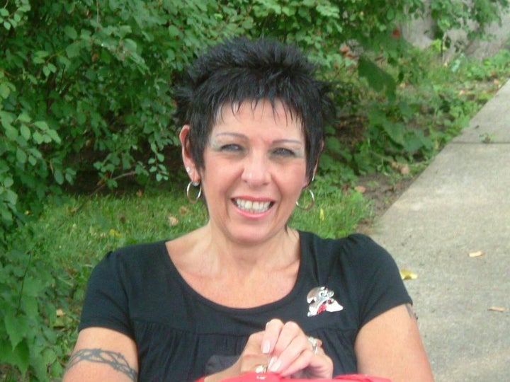 En 1996, Linda Gauthier apprend qu'elle est atteinte de la sclérose en plaques.