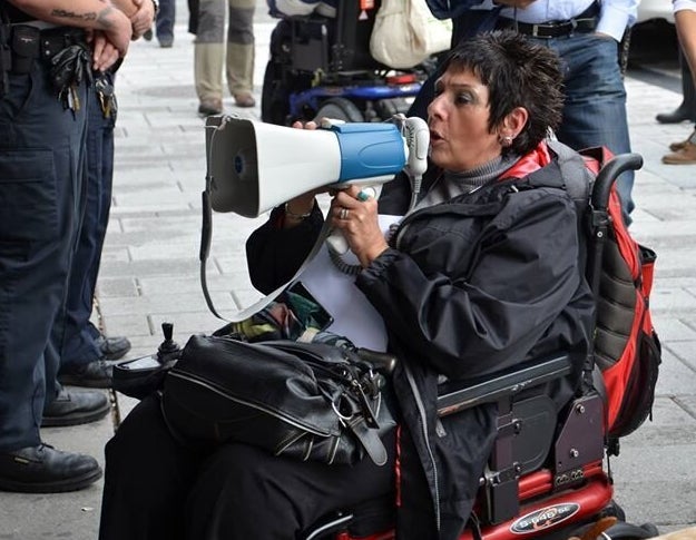 Linda travaille bénévolement à temps plein pour la reconnaissance et les droits des personnes handicapées.