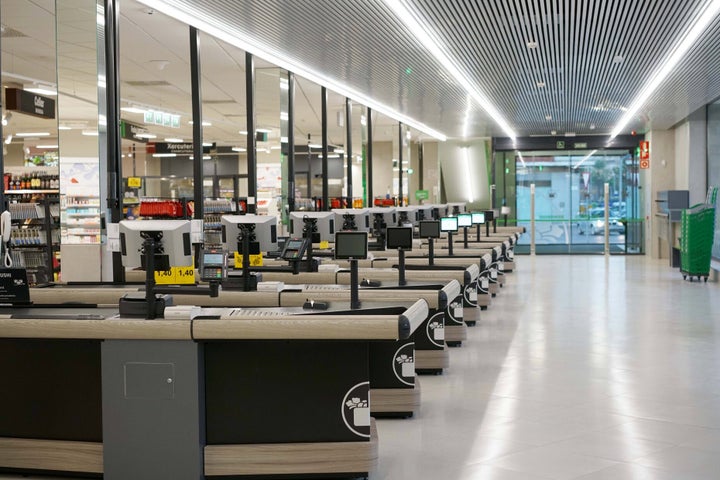 Línea de cajas de un supermercado de Mercadona adaptado al nuevo modelo.