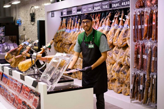 Nueva sección de charcutería con jamón al corte.